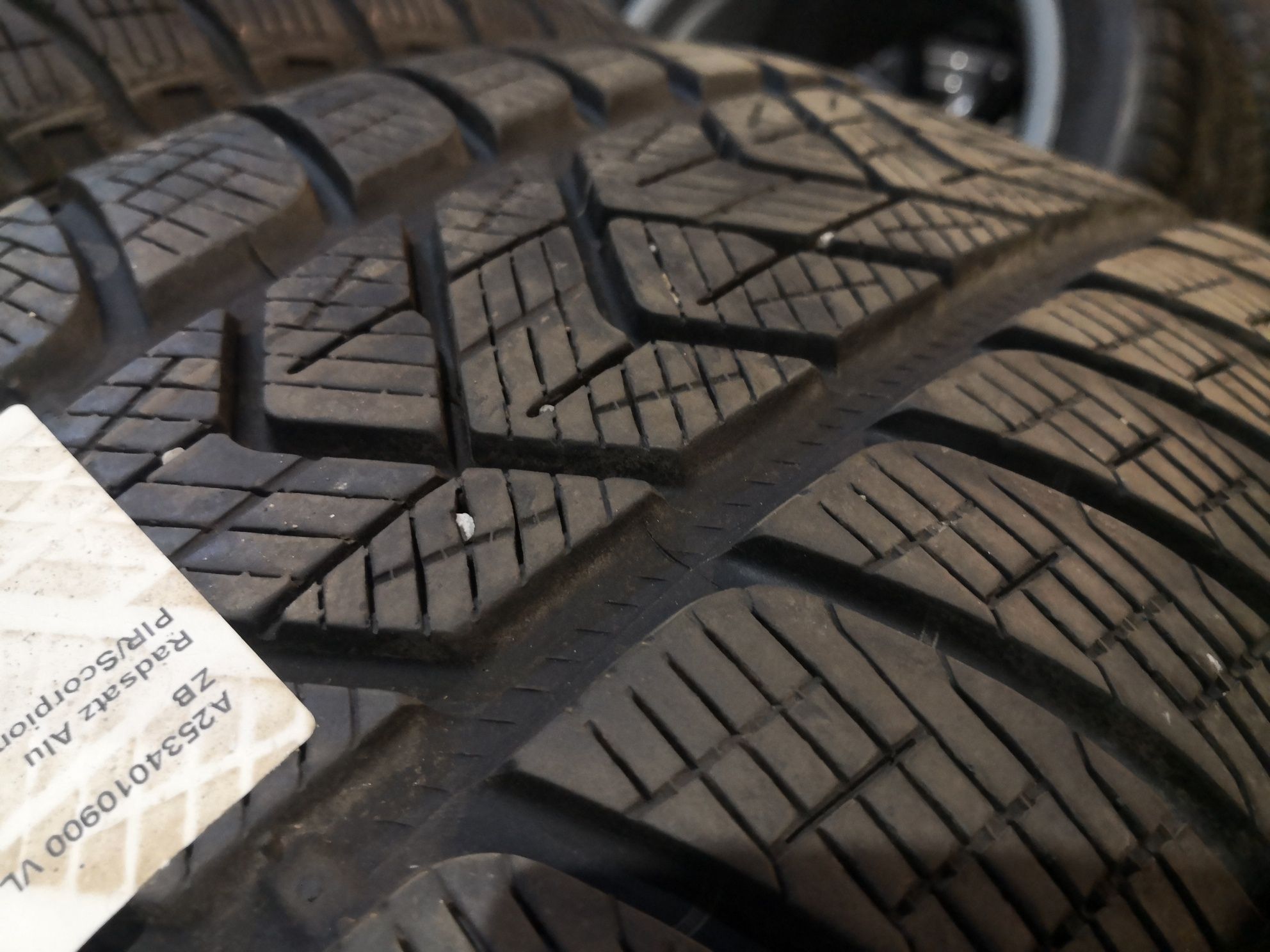 235 55 19 цола гуми Pirelli dot 19