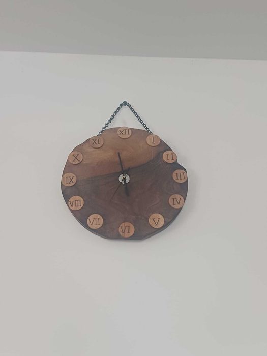 masute, candelabre, lumini de camera, etc, facute din lemn de nuc.