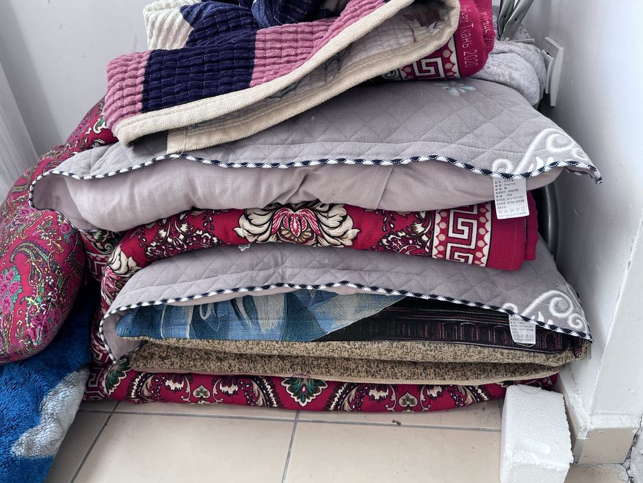 Продаются корпешки, подушки, одеяло. Шторы из велюра