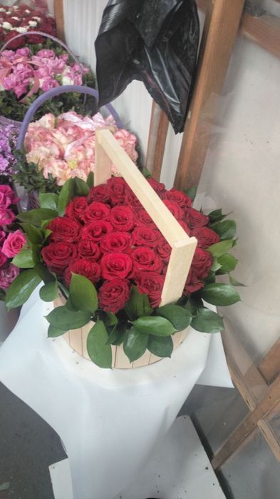 Buket gullar bargli savatli atirgul