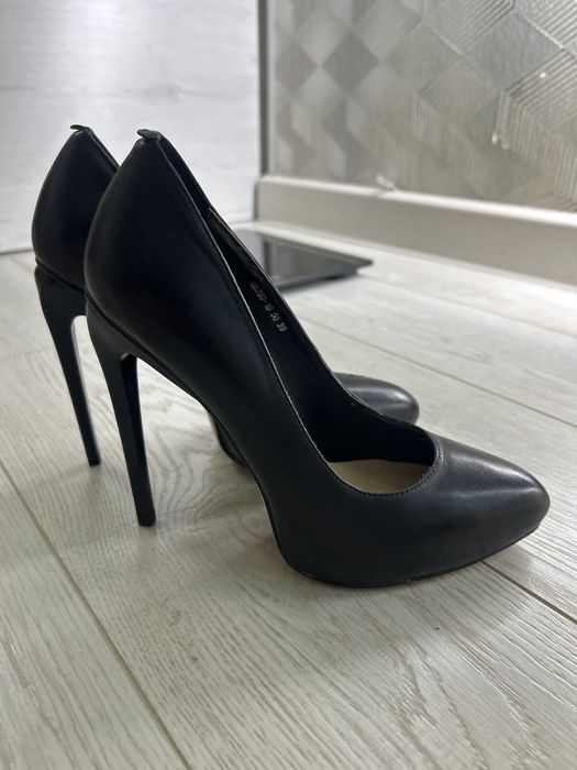 Туфли 5000 тг  размер 39 подойдут на 38-39 . Каблук 12 см