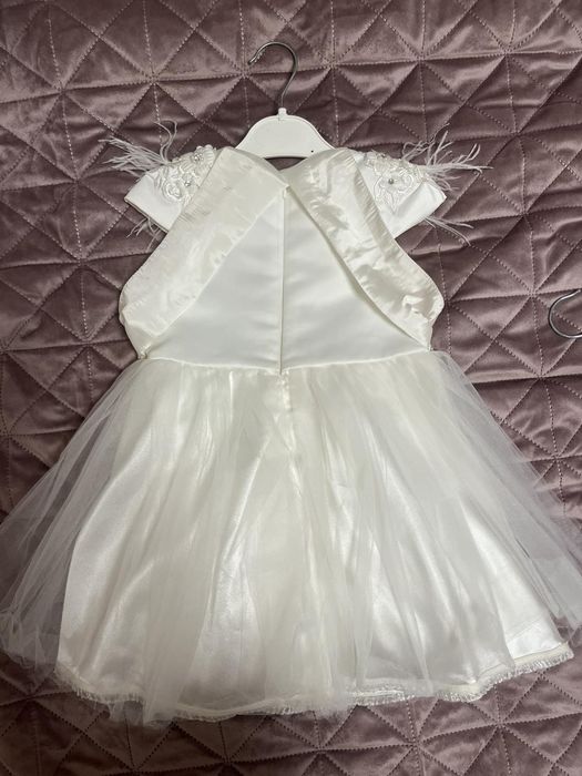 Бяла детска рокля