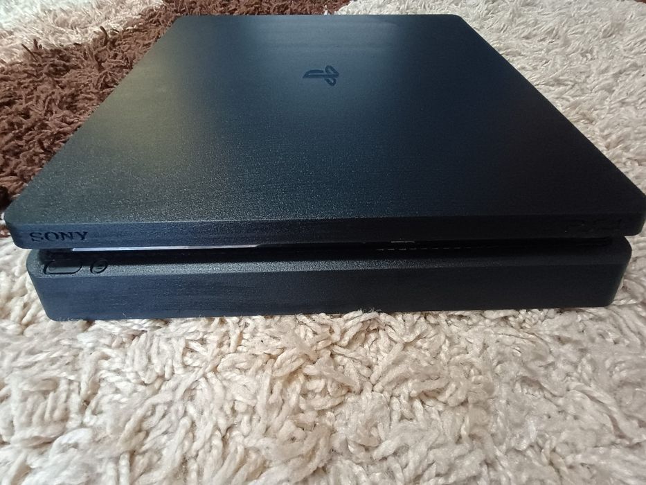 Vând PS4 însoțit de încă un controler și 4 jocuri