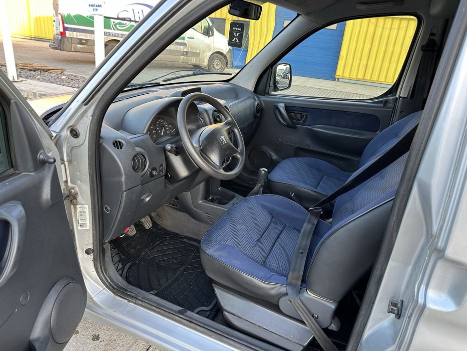 Peugeot Partner 1.6 HDI. Masina are mici probleme conform descrierii.