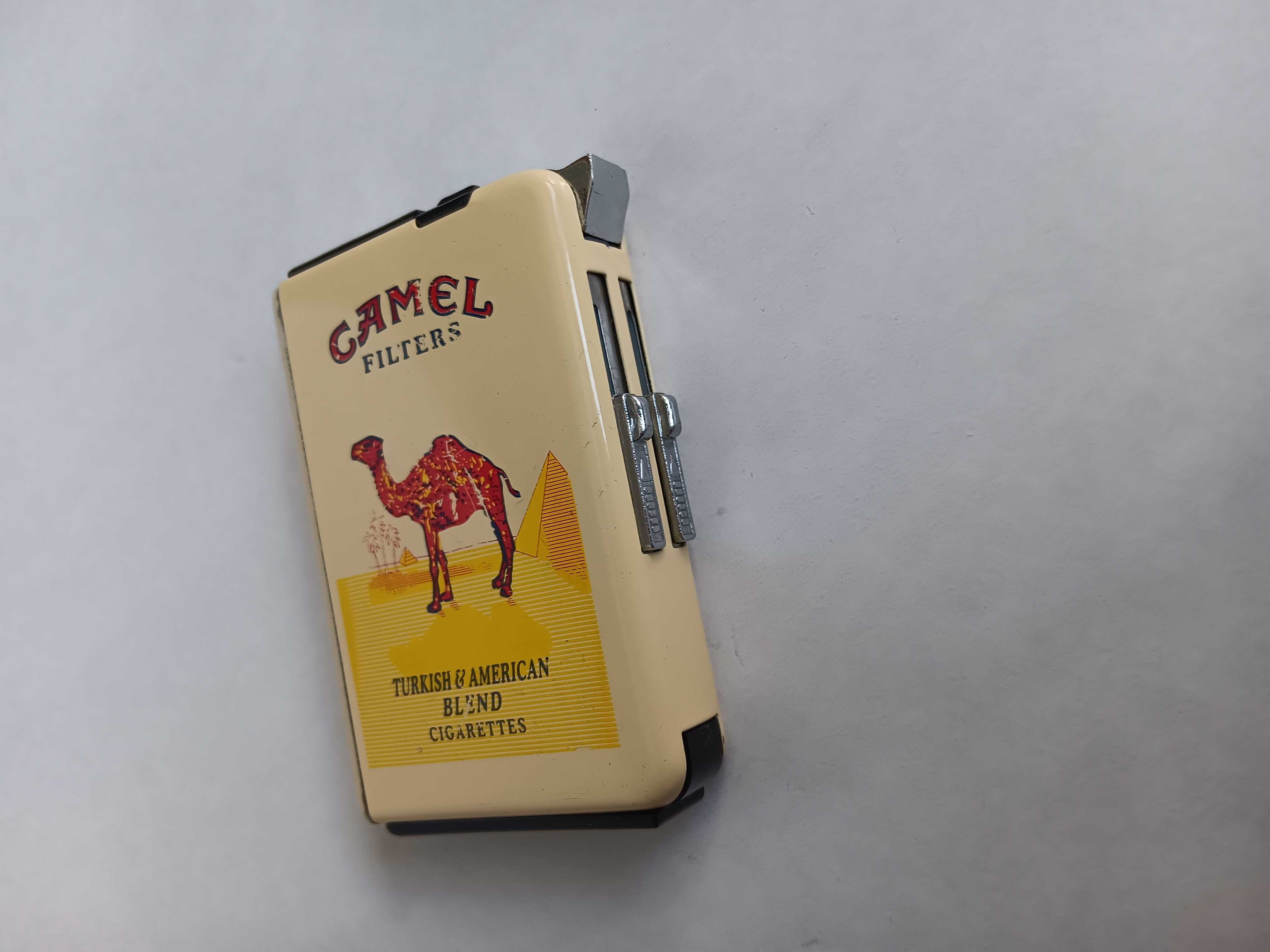 Tabachera cu bricheta Camel,veche, de colectie, perioada comunista RSR