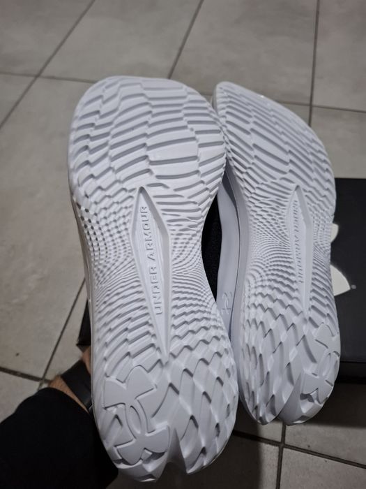 Under Armour Velociti 4