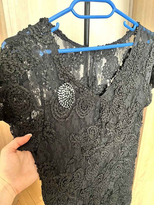 Черна дамска рокля бродирана с дантела