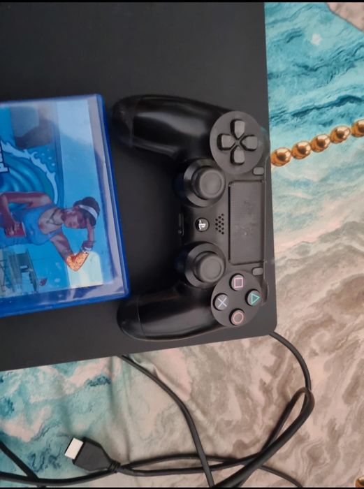 Vând PS4 Slim însoţit de un controler [ușor zgâriat] şi jocul GTA5.