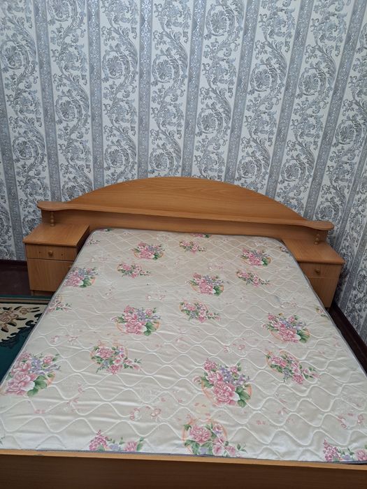 Кровать двухспальная, комод.