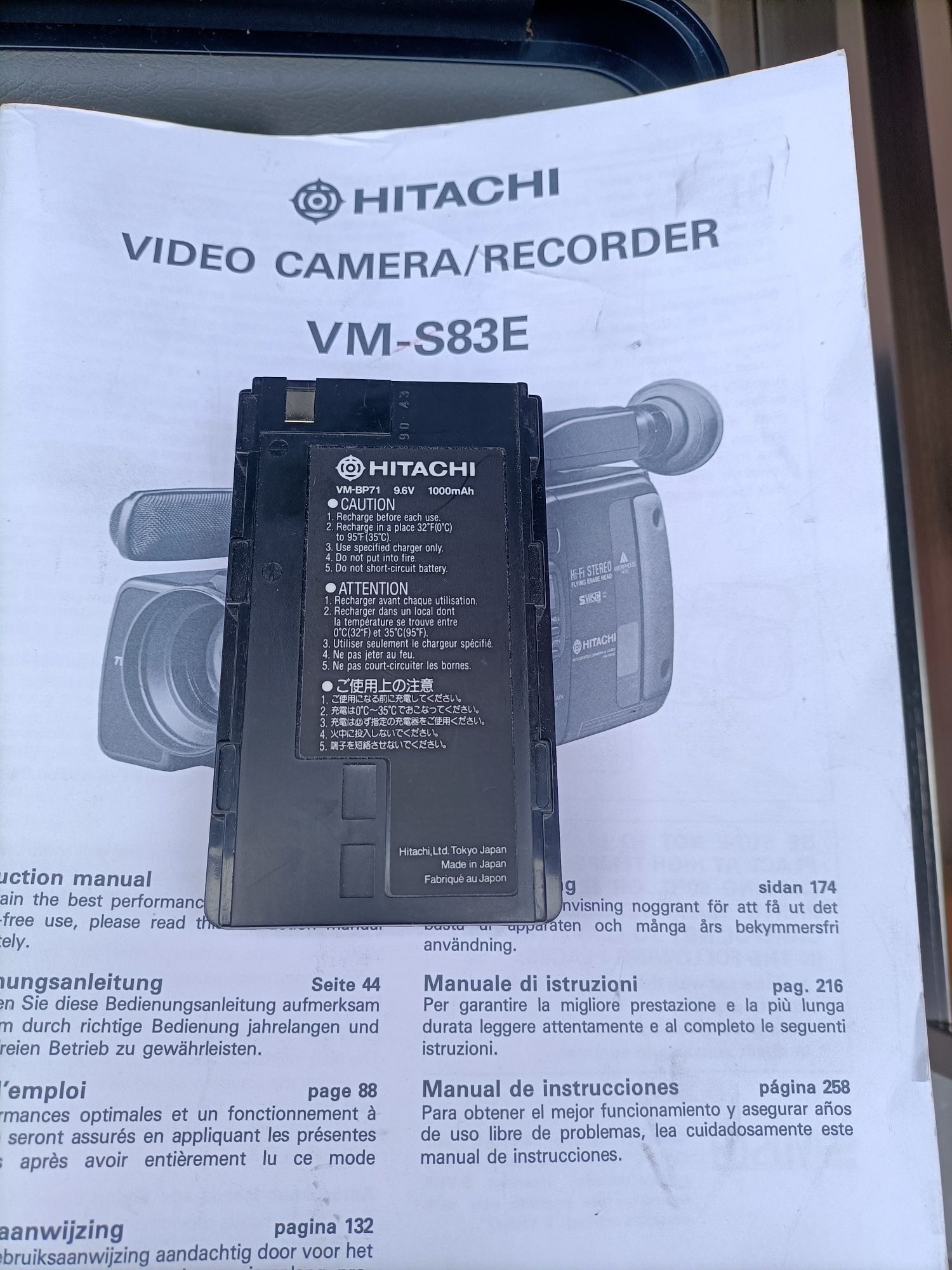 Acumulator pentru camera video Hitachi VM-S83E, manual + cabluri