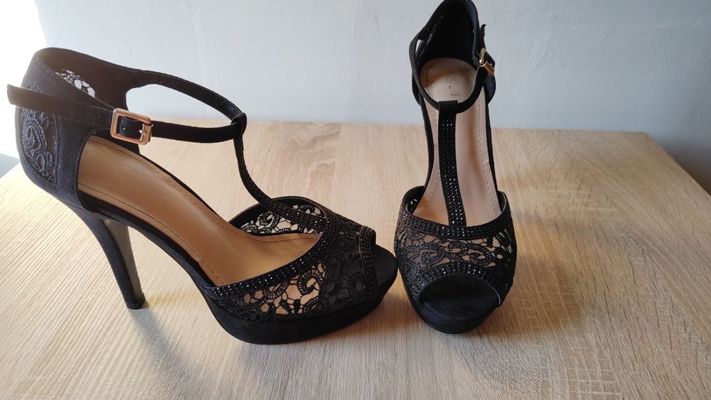 Pantofi cu toc și platformă