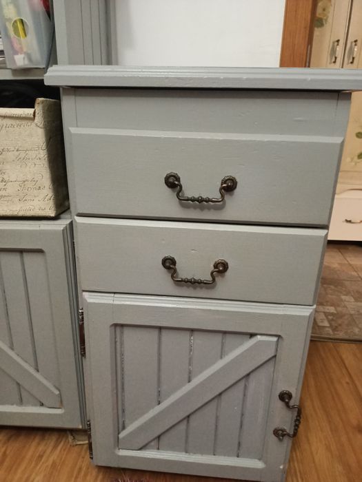 Dulap din lemn, vopsit gri