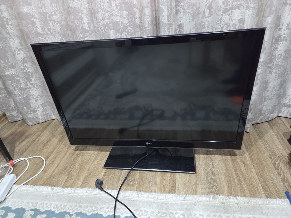 Телевизор LG 42 дюйма (106 см)