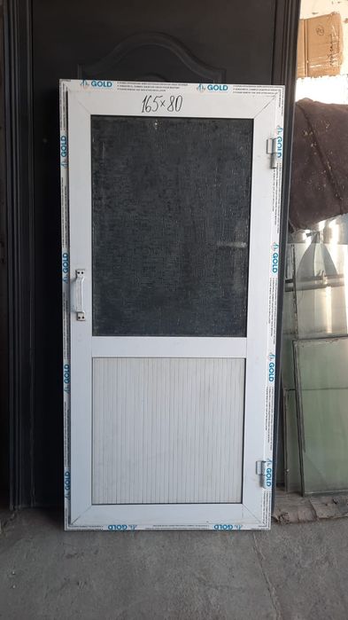 Продаётся белая алюминиевая дверь в хорошем состоянии