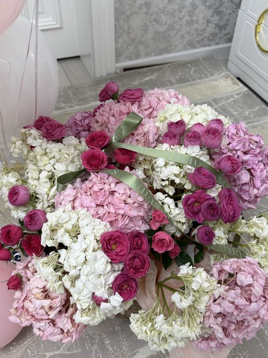 Свежий гортензий и спрей розы