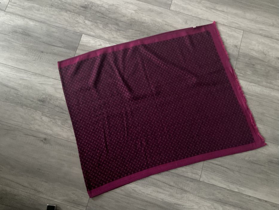 Esarfe Louis Vuitton impecabile