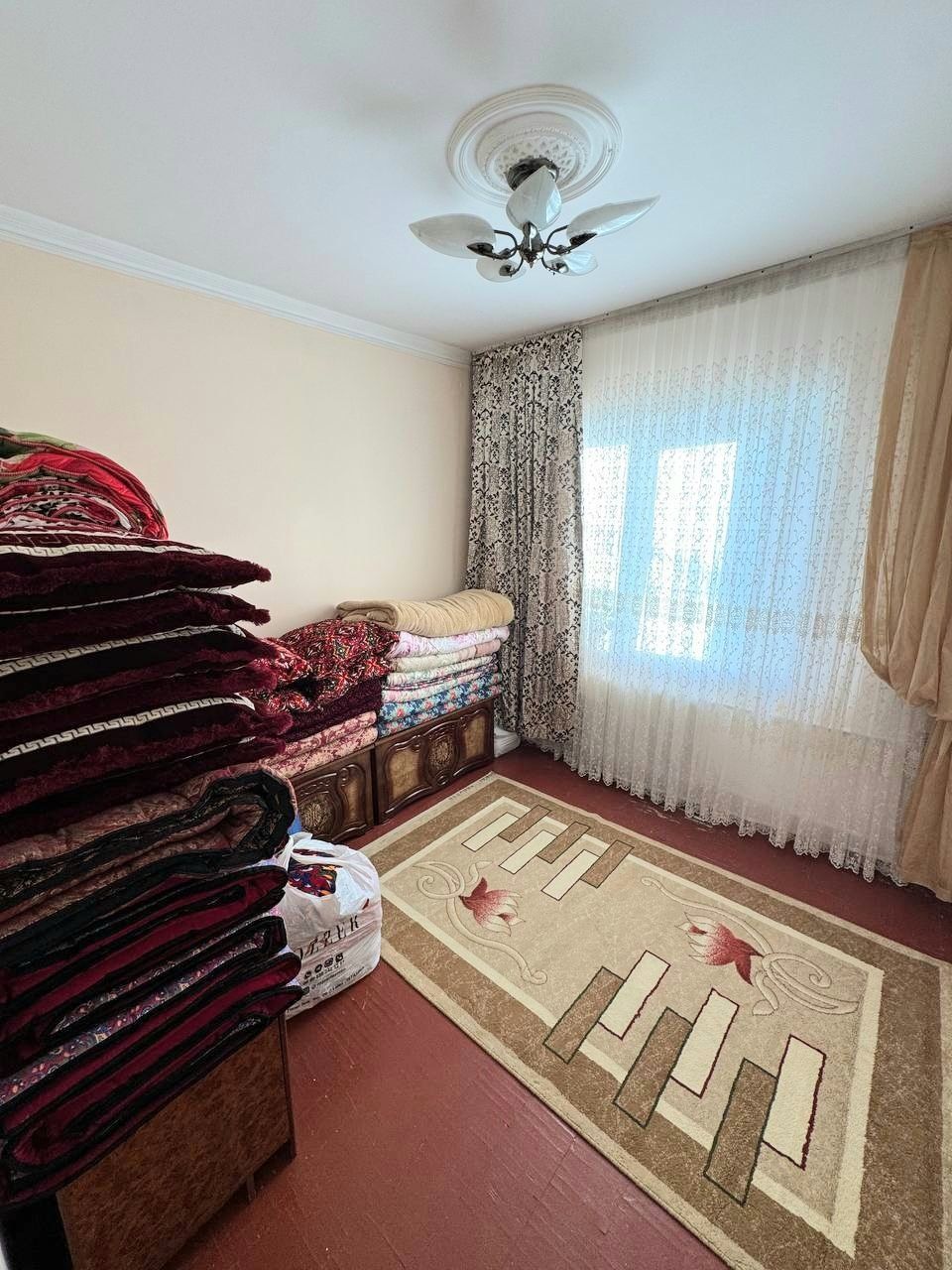 Продаётся 4-комнатная квартира в Сергелийском р-не. 94 м2. Метро рядом