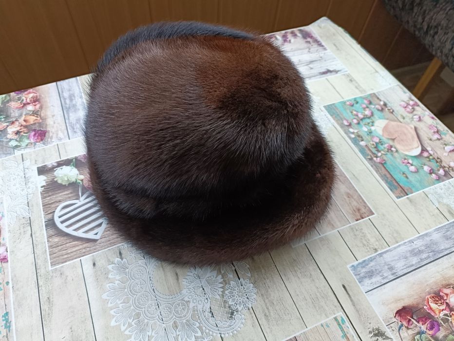 Женская норковая шапка коричневая