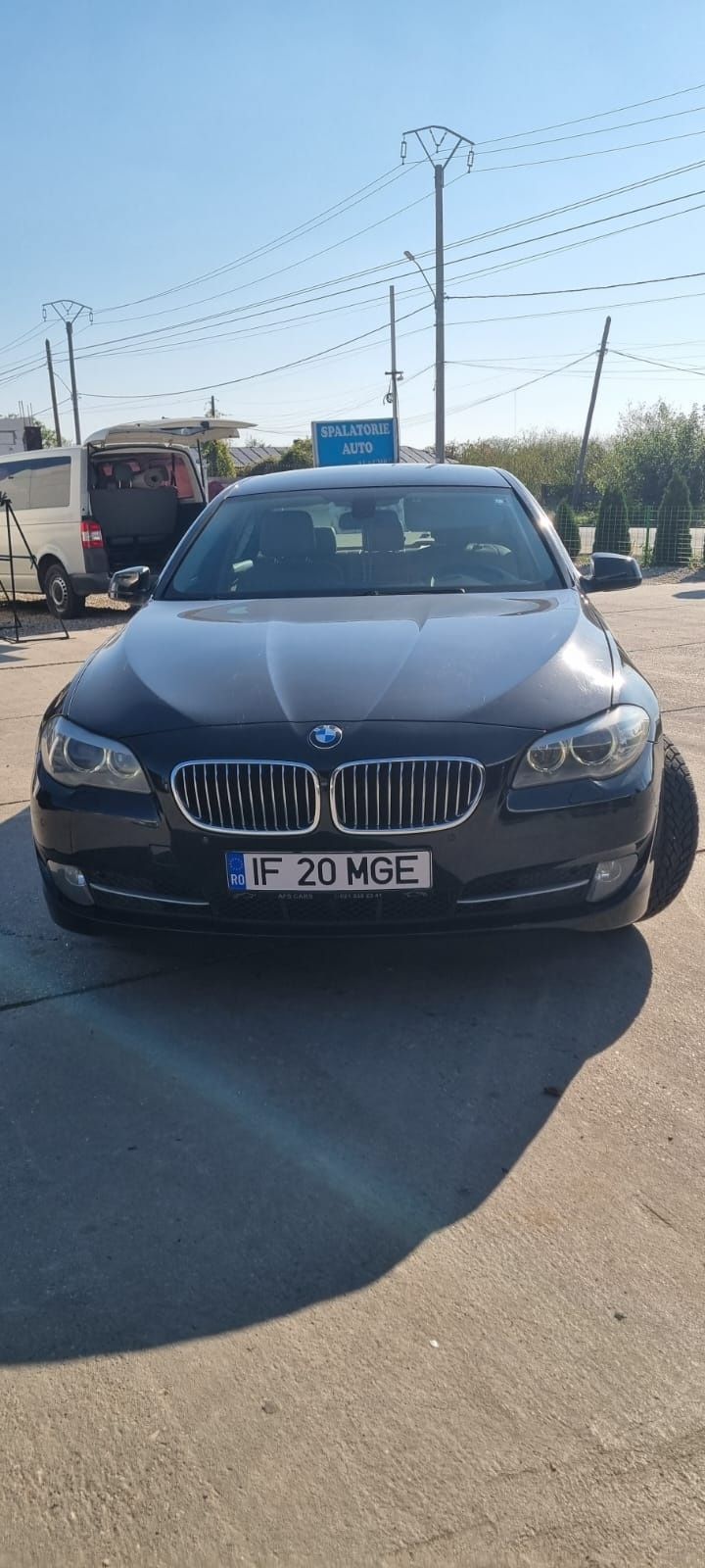BMW Seria 5 F10 520d
Navigație mare 
Cutie SMG cu padele la volan 
Dis