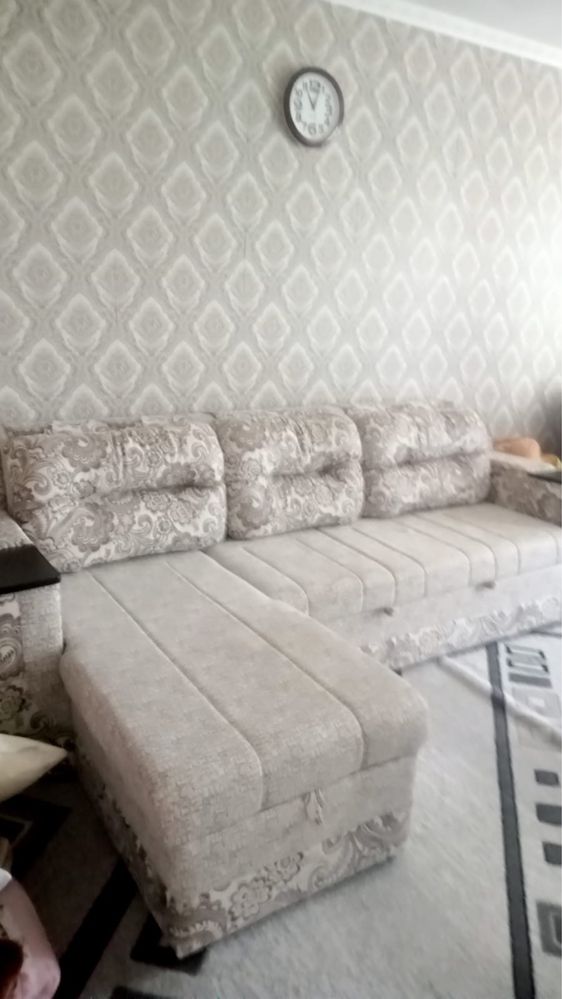 Продается угловой диван и кресло