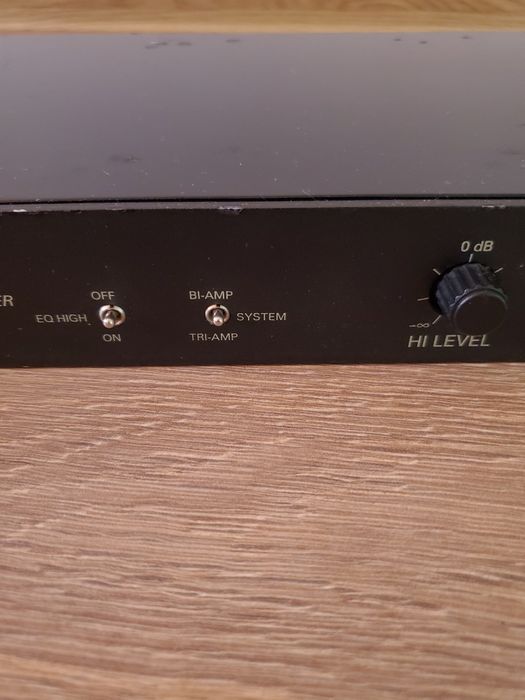 Crossover activ cu ieșire subwoofer