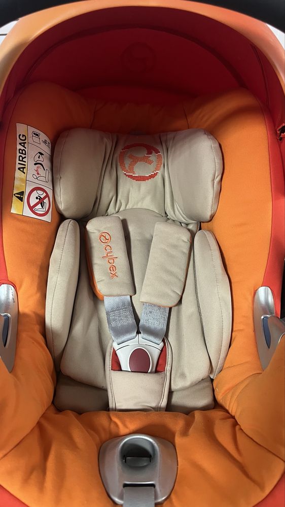 Бебешкото кошче за кола с изофикс база Cybex Aton Q i-Size isofix