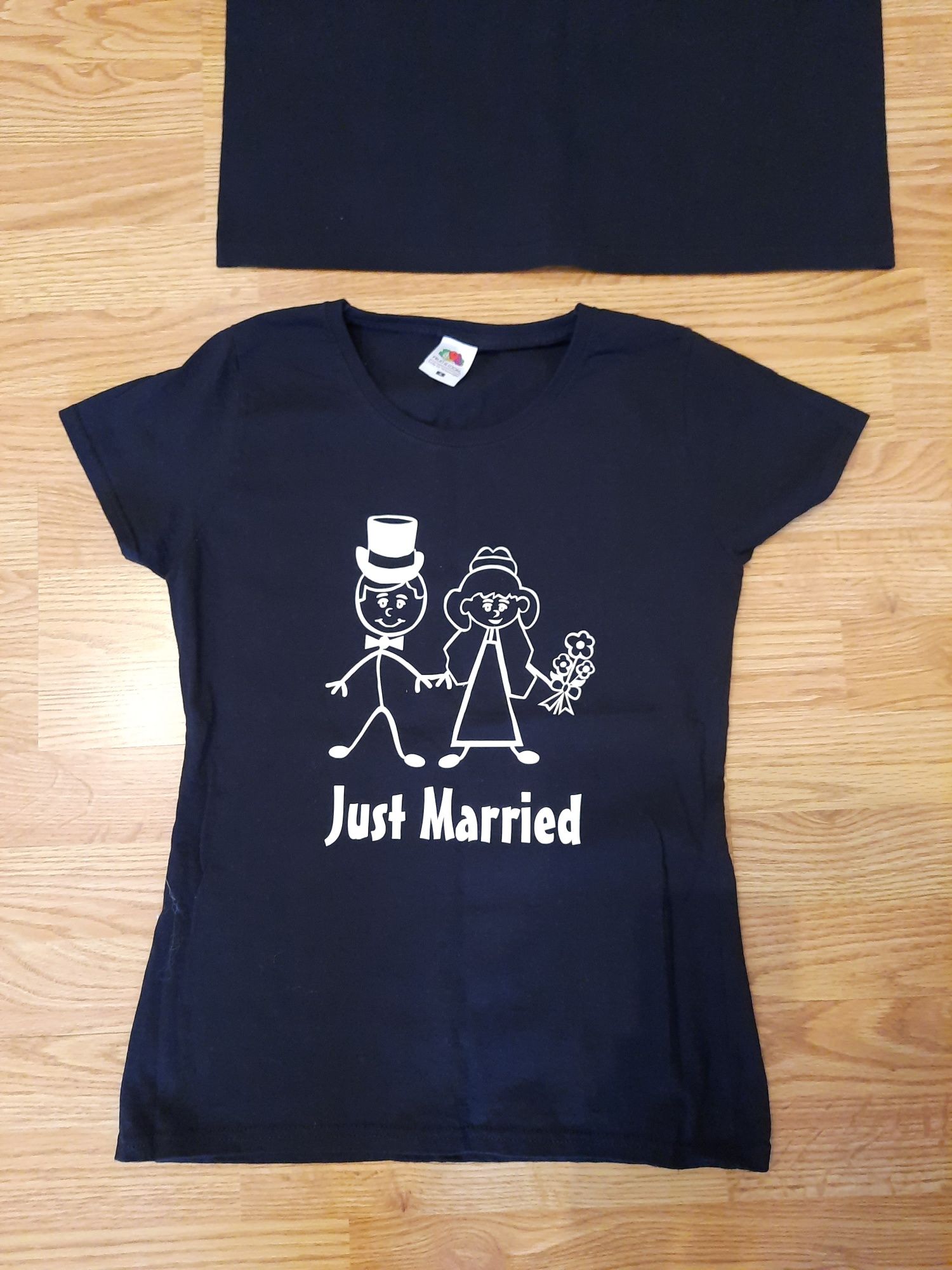 Vand 2 tricouri la set "just married"