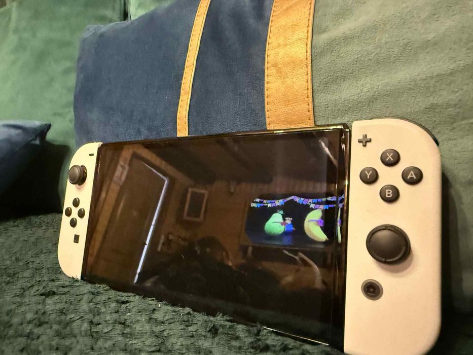 ANUNȚ DE VÂNZARE – Nintendo Switch OLED (White)