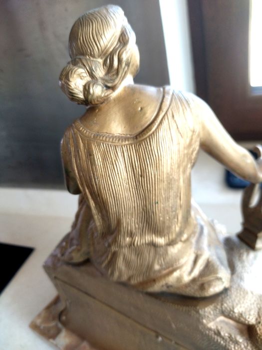 Античен настолен часовник