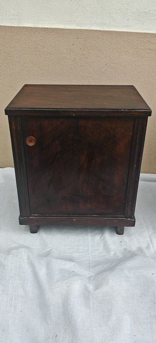 Vând 2 noptiere vintage, anii 60, stare foarte buna