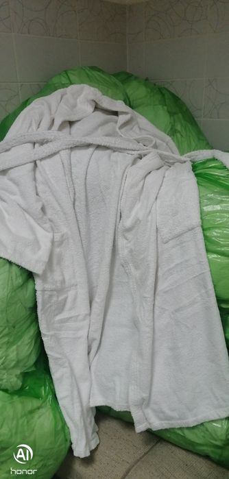 Бели дебели и плътни хавлиени халати за баня