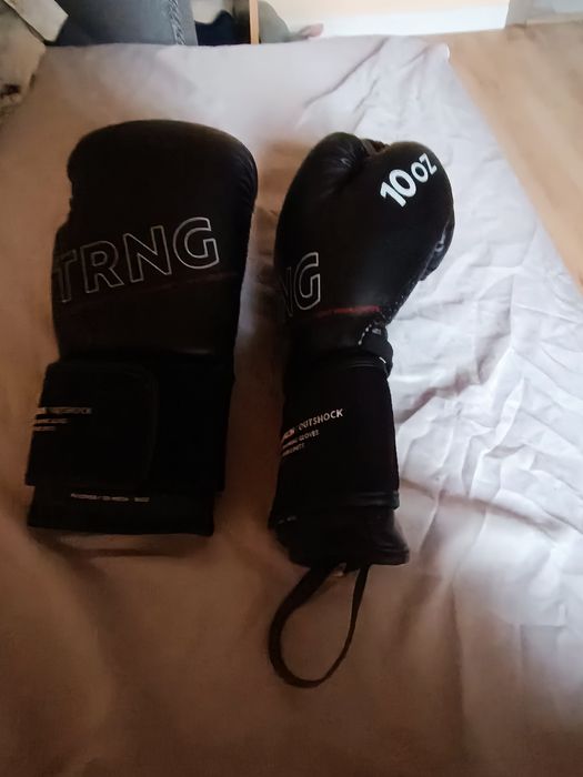 Vând mănuși de box.