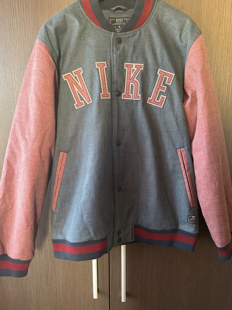 Vând geaca Nike SB Letterman