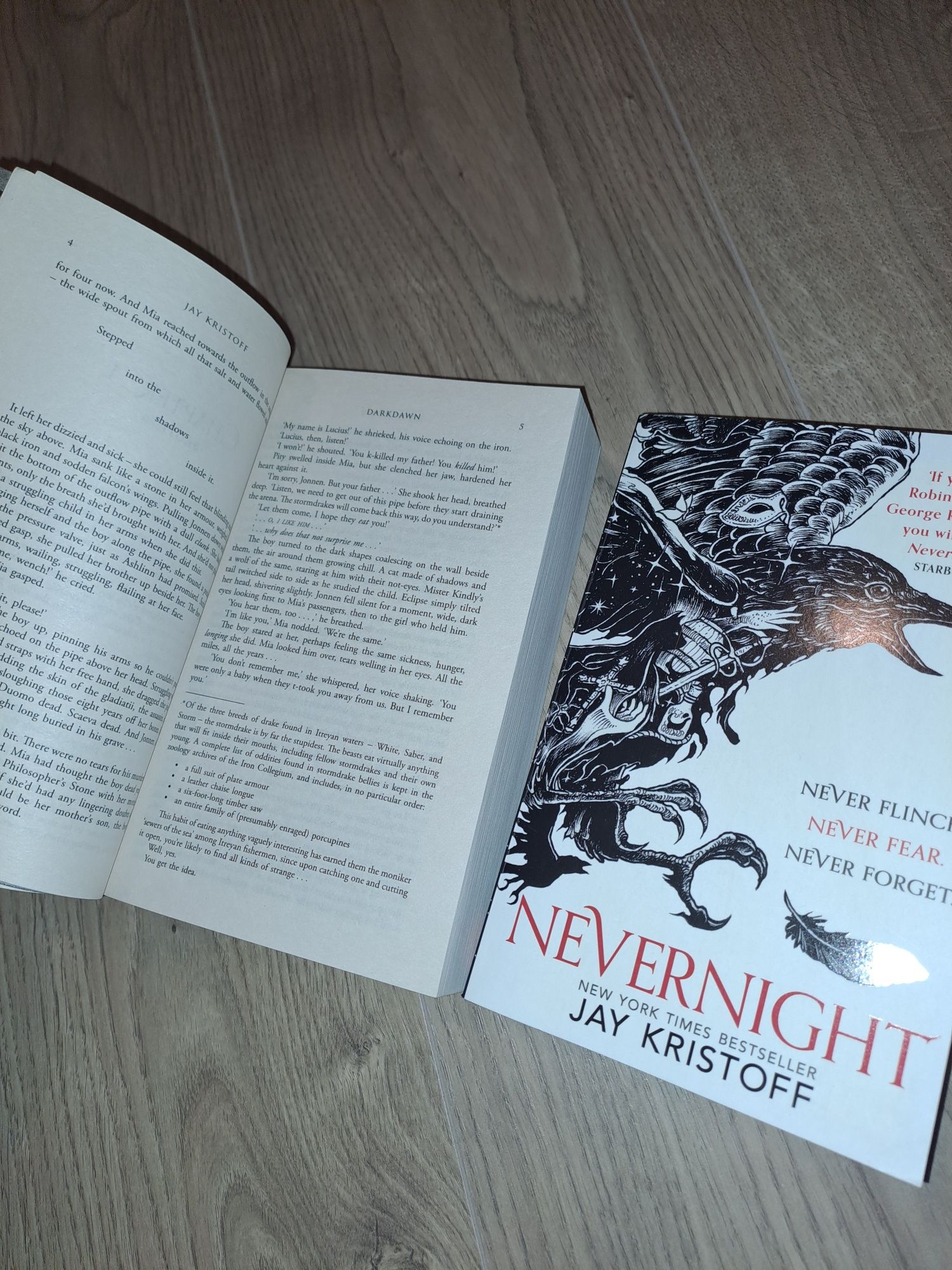 Поредица "The Nevernight Chronicle"