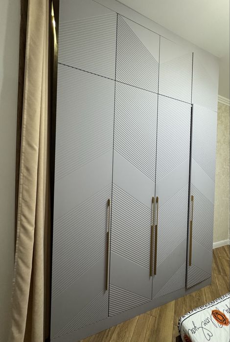 Виестительный шкаф с зеркалом