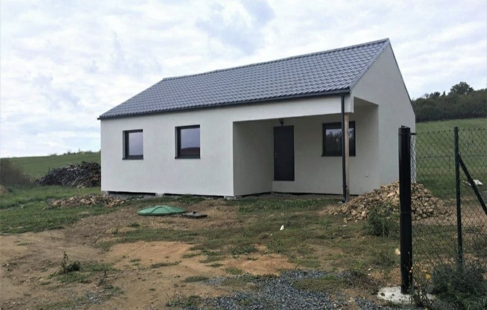 Vând case pe structura metalica