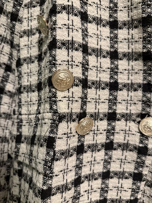 Сако букле бяло и черно със златни копчета по модел на Zara