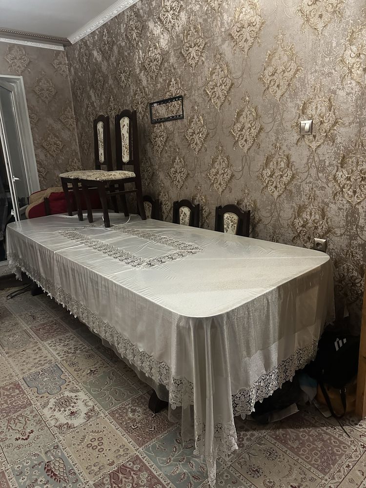 Овальный стол и стулья