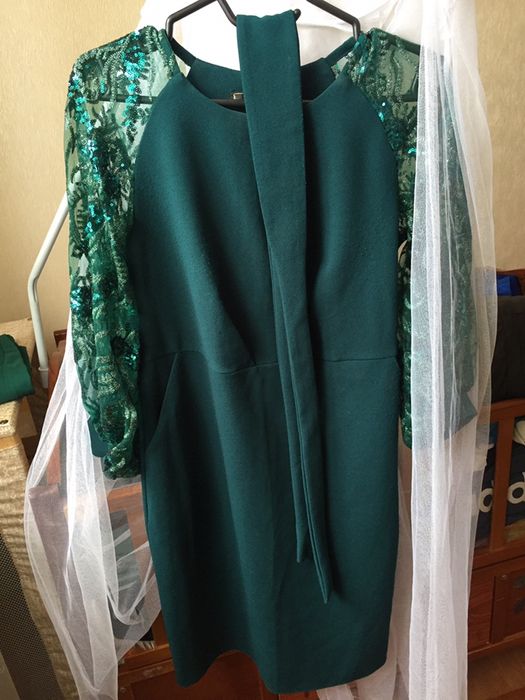 Платья зеленая с поясам