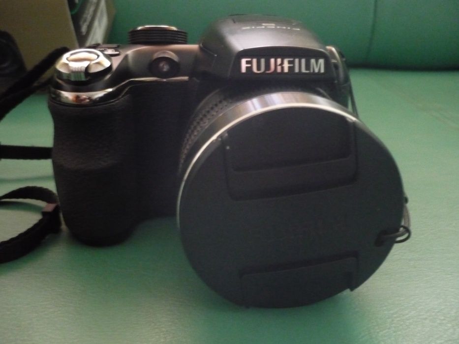 Aparat foto FUJIFILM S4500 cu geanta si accesorii