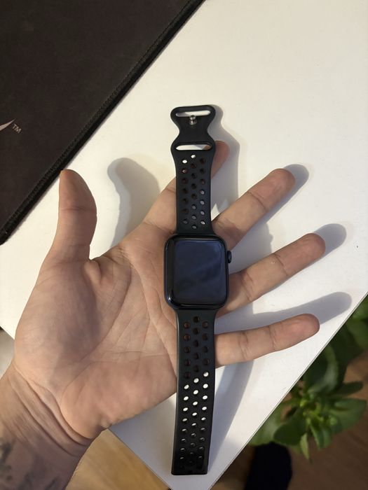 Часовник Apple watch SE