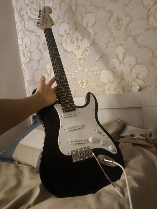 Продам электро гитару без комбика новая