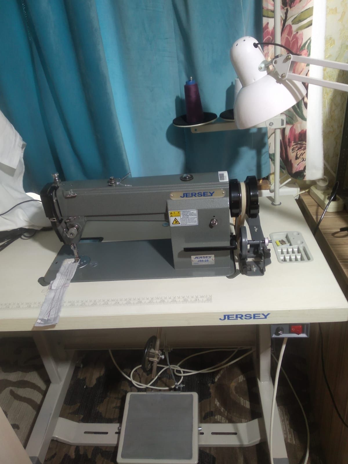 Продам промышленную швейную машину прямо строчную JERSEY.Машина шьёт и