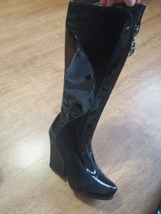 Ботуши от естествен лак и естествен велур