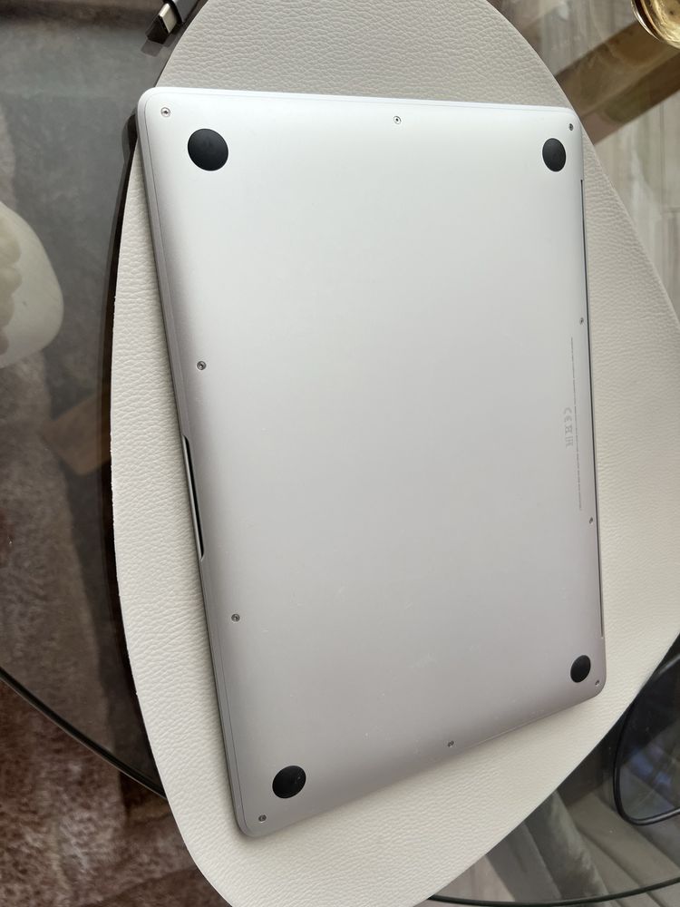 Apple macbook air M1 8/256 страхотен -1299