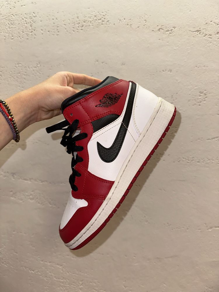 Nike Air Jordan 1 Mid “Chicago”
