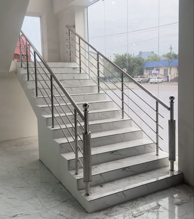 Изготавливаем и устанавливаем перила из нержавейки для лестниц.