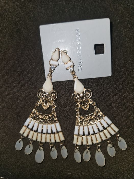 Cercei metal cu pietricele.