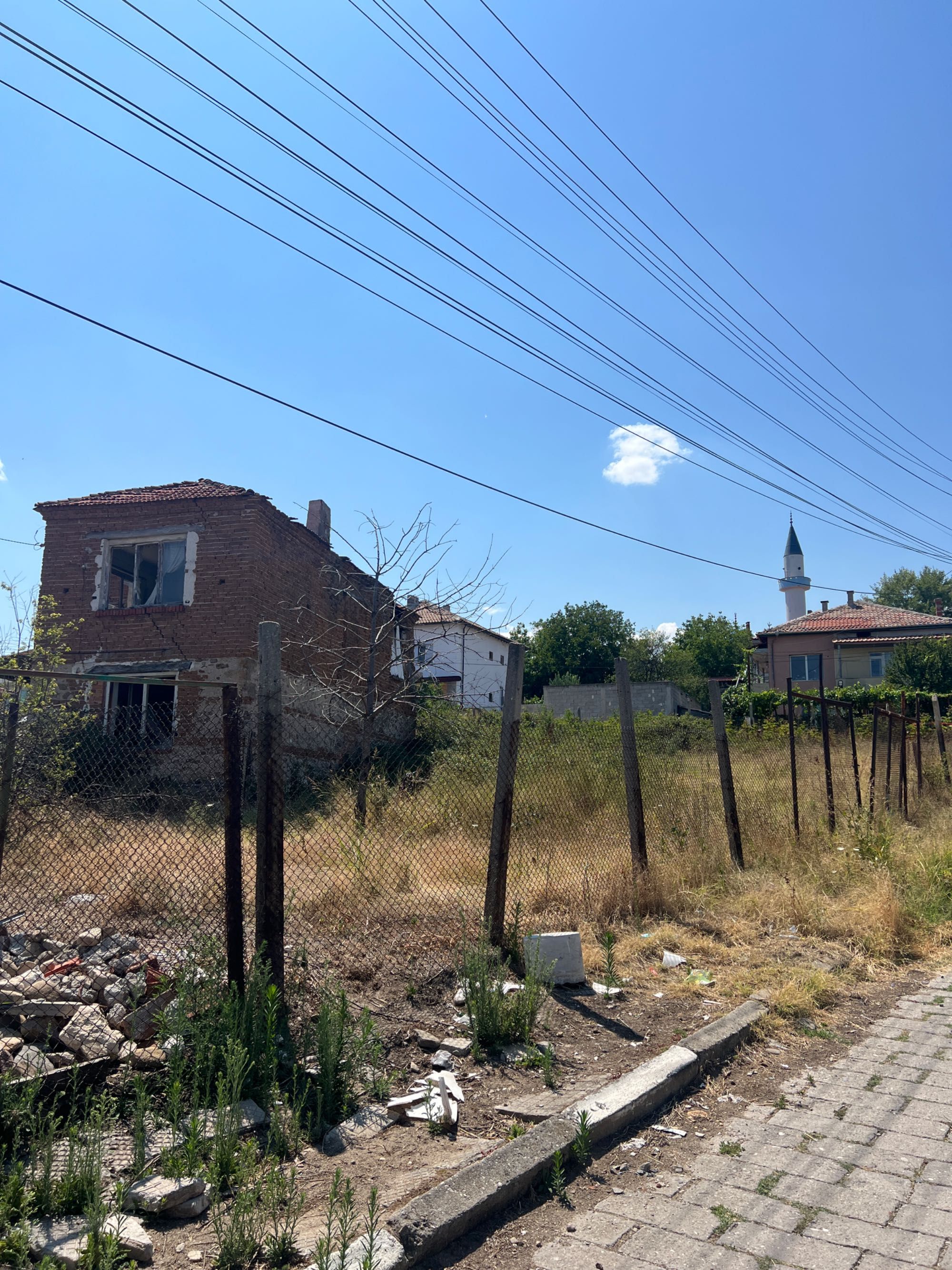 Парцел със стара къща