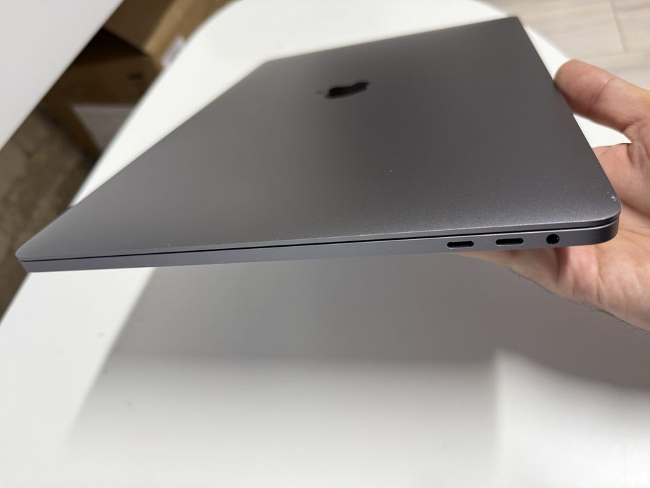 MacBook Pro 16 inch 2019 i9 1tb ssd 4gb placa video